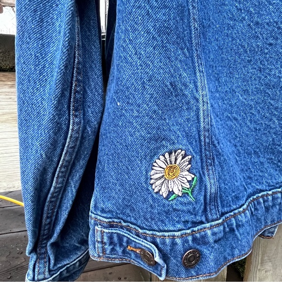 Levi’s flower embroidered jean jacket - Picture 4 of 6